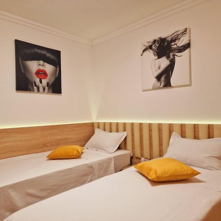 Airport Easy Link Apartment Iasi Ngoại thất bức ảnh